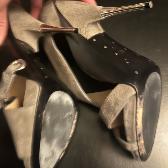 Rachel Zoe soft grey Suede pumps size 8.5 with metal heels & comfort inserts - Picture 4 of 5